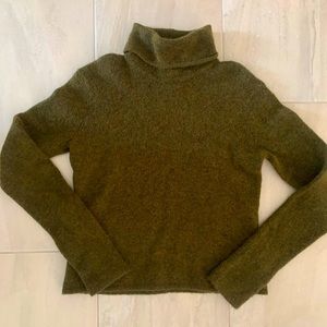 Jones New York Ladies Olive Green Turtleneck Sweater Medium.